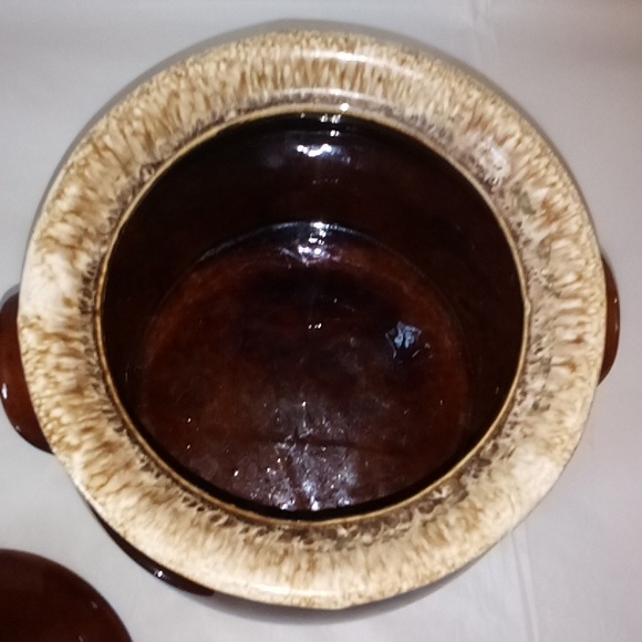 Hull pottery 6" & 4 quart bean pot,  cookie jar etc with lid very good condition - Picture 3 of 6
